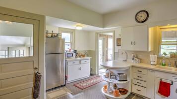 Geladeira, micro-ondas, cooktop, cafeteira/chaleira