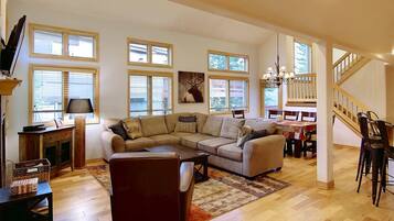 Een smart-tv, een open haard, tafelvoetbal en boeken