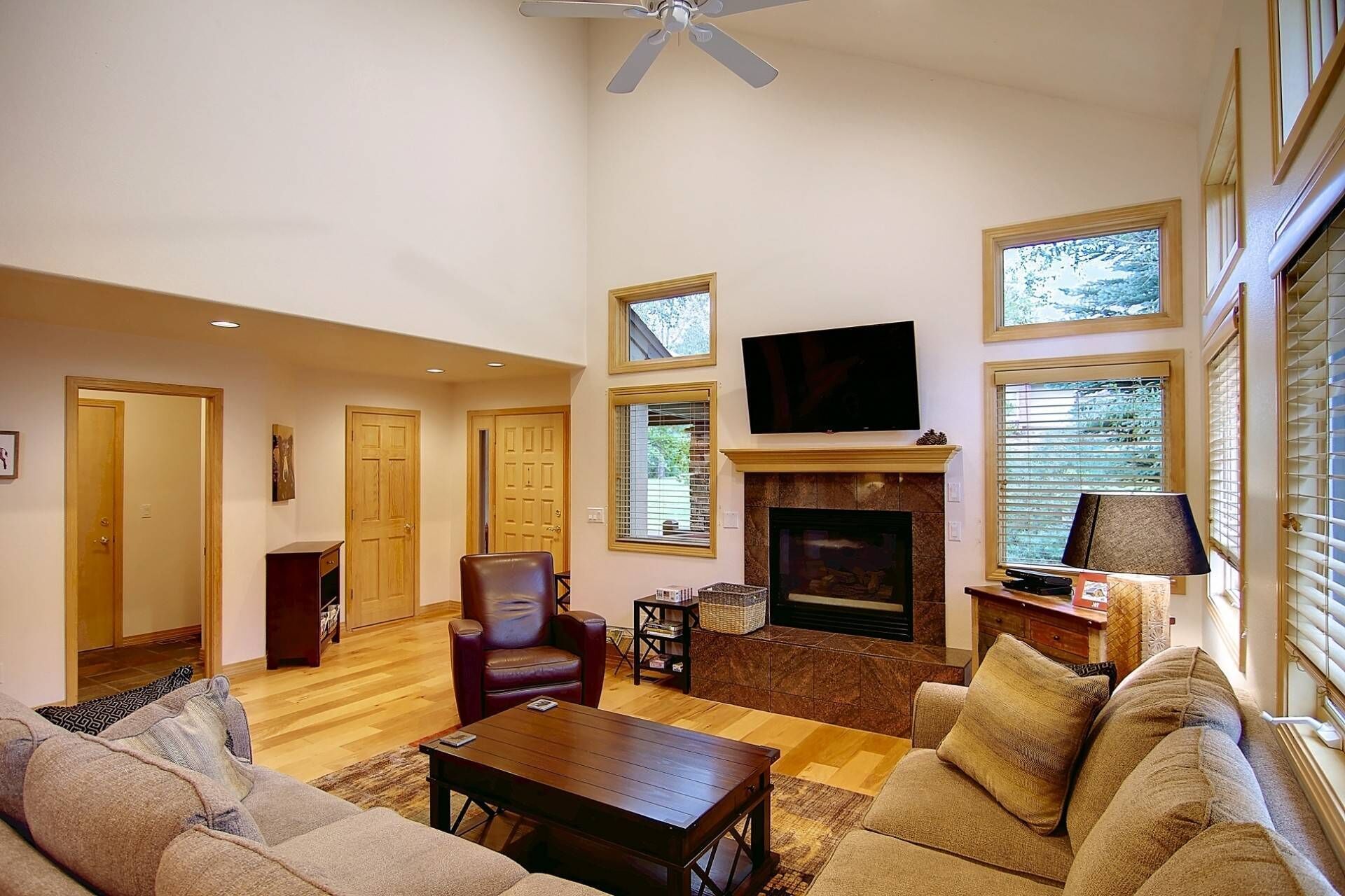 TV connectée, cheminée, baby-foot, livres