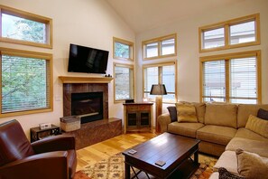 Smart-tv, een open haard, tafelvoetbal en boeken