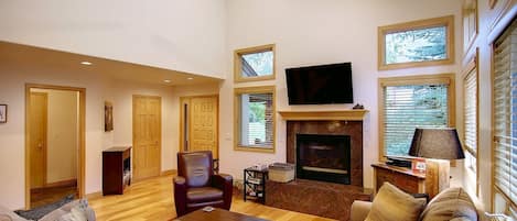 TV connectée, cheminée, baby-foot, livres