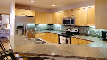 Een koelkast, een magnetron, een oven, een kookplaat