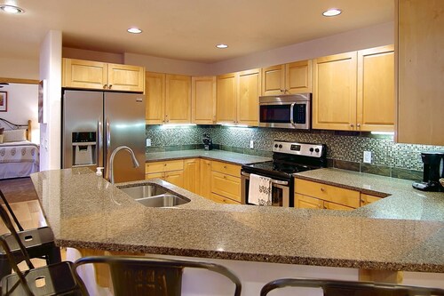 Ofertas fuera de temporada! Aire acondicionado central, jacuzzi privado, casa de la ciudad grande y tranquila con 2 salas de estar, futbolín