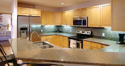 Ofertas fuera de temporada! Aire acondicionado central, jacuzzi privado, casa de la ciudad grande y tranquila con 2 salas de estar, futbolín