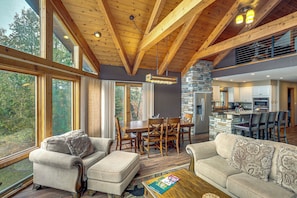 TV, fireplace, video games, DVD player - Sauna & Pool Table: Family Home on Lake Chicagon (Iron River)
