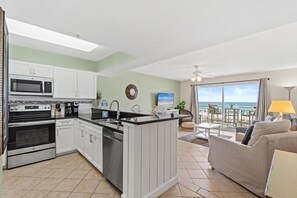 Fridge, microwave, oven, stovetop - PI 214: Good Times & Beachlines - VISIT the COAST with the MOST! (Fort Walton Beach)