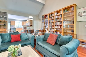 TV connectée, cheminée, livres