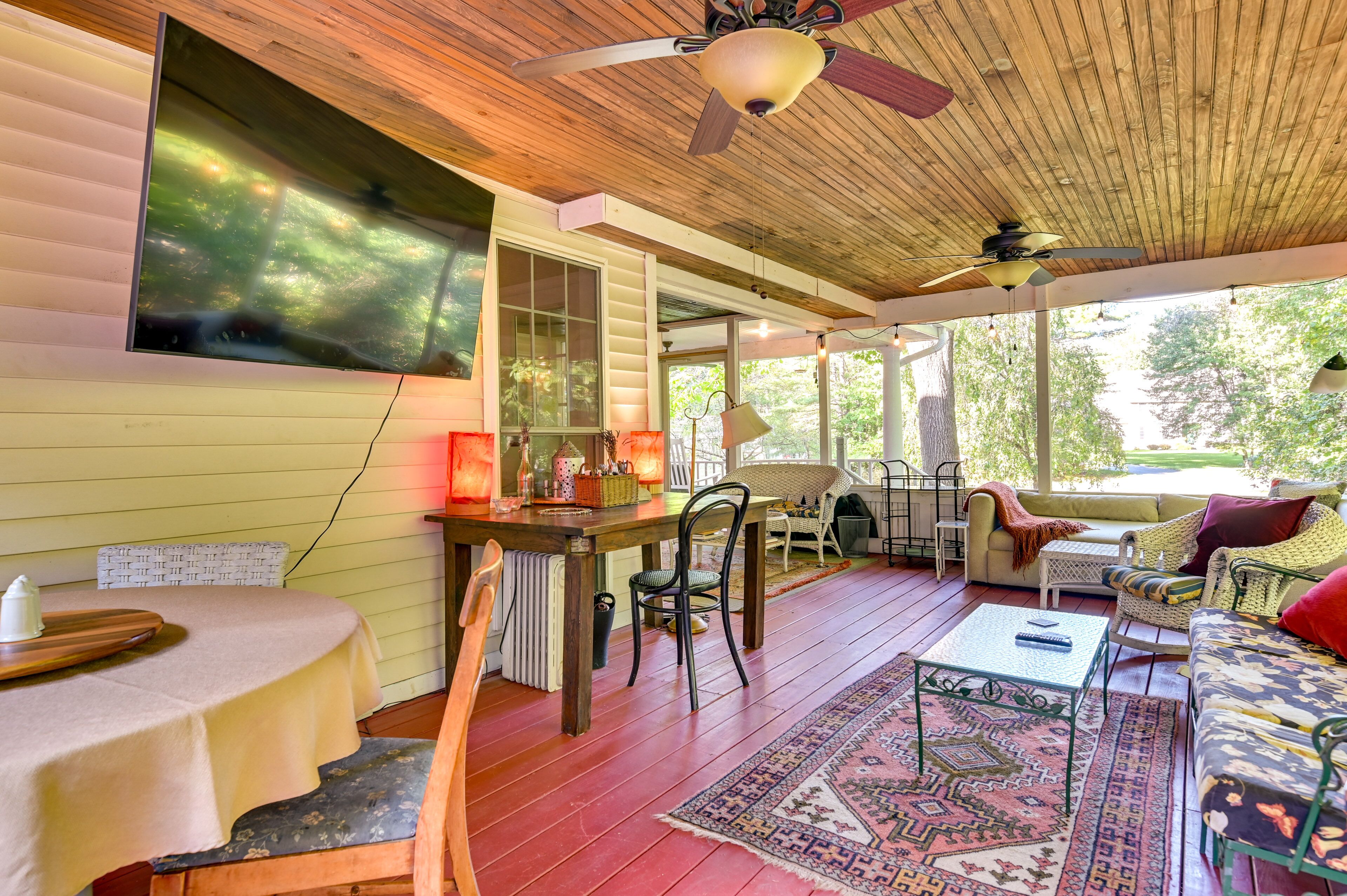 Smart TV, chimenea y libros 