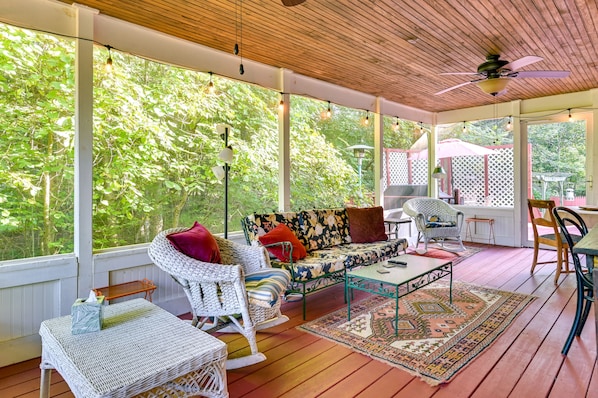 Älytelevisio, takka, kirjoja