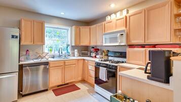 Microondas, horno, parrilla de estufa y lavavajillas