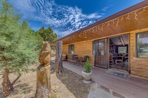 Outdoor dining - Hot Tub, Deck & Fireplace at Rustic Alto Cabin! (Alto)