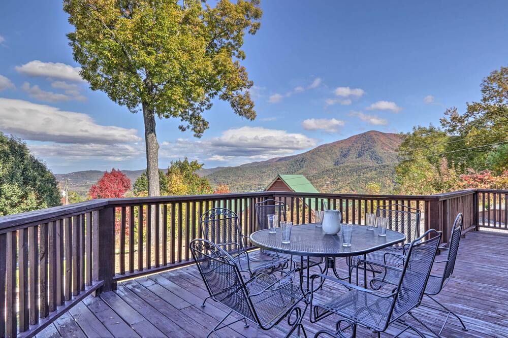 ‘Smokies View' Wears Valley Retreat w\/ Hot Tub!