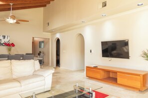 Smart TV, chimenea, Netflix y reproductor de DVD 