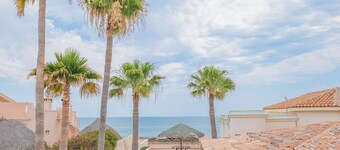 Los Tocayos: Contemporary styled home just steps from the Las Conchas beach