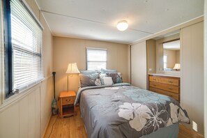 2 bedrooms, iron/ironing board, internet, bed sheets