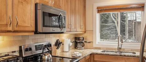 Ofen, Kochgeschirr/Geschirr/Besteck, Reinigungsartikel, Küchenrolle