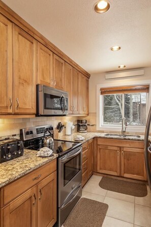 Uuni, keittoastiat/astiat/ruokailuvälineet, siivousvälineet