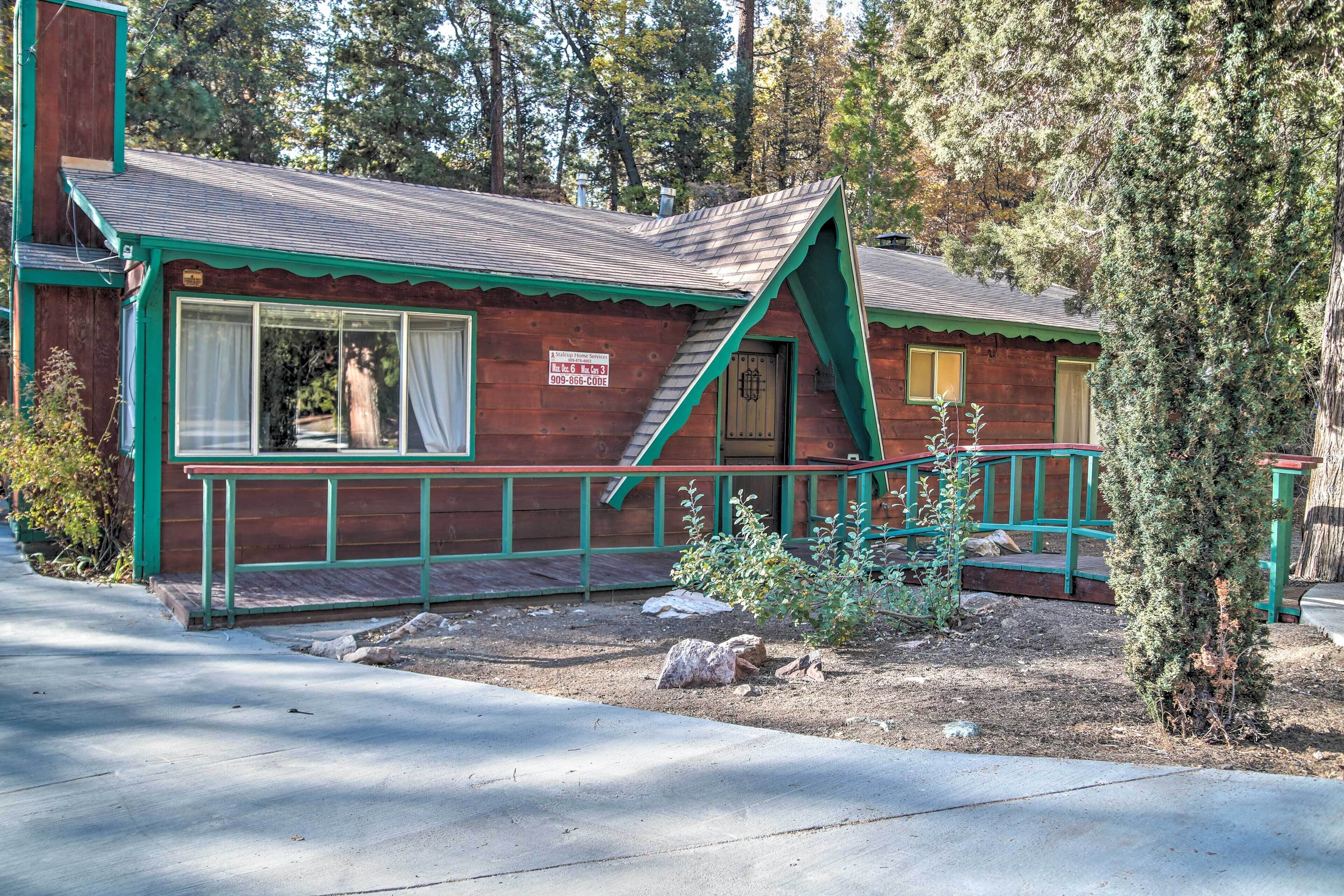 Serene Cabin w/ Hot Tub < 1 Mi to Bear Mountain!