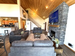 Smart TV, fireplace - Bennett Chalet @ Spring Brook Resort (Wisconsin Dells)