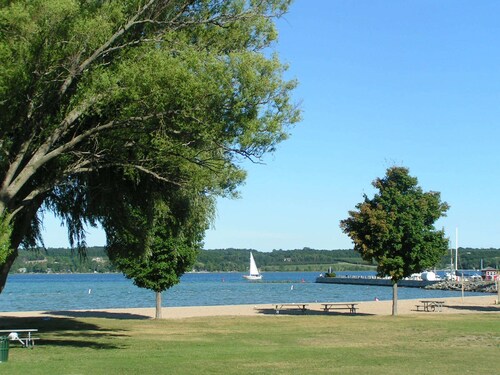 Cozy apartment in downtown Suttons Bay. Short walk to beach.