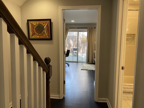 Lovely 3BR 2BA 2 level condo in great Georgetown location (31 day min)