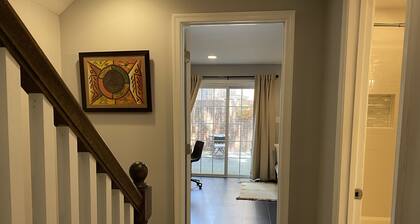 Lovely 3BR 2BA 2 level condo in great Georgetown location (31 day min)