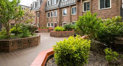 Lovely 3BR 2BA 2 level condo in great Georgetown location (31 day min)