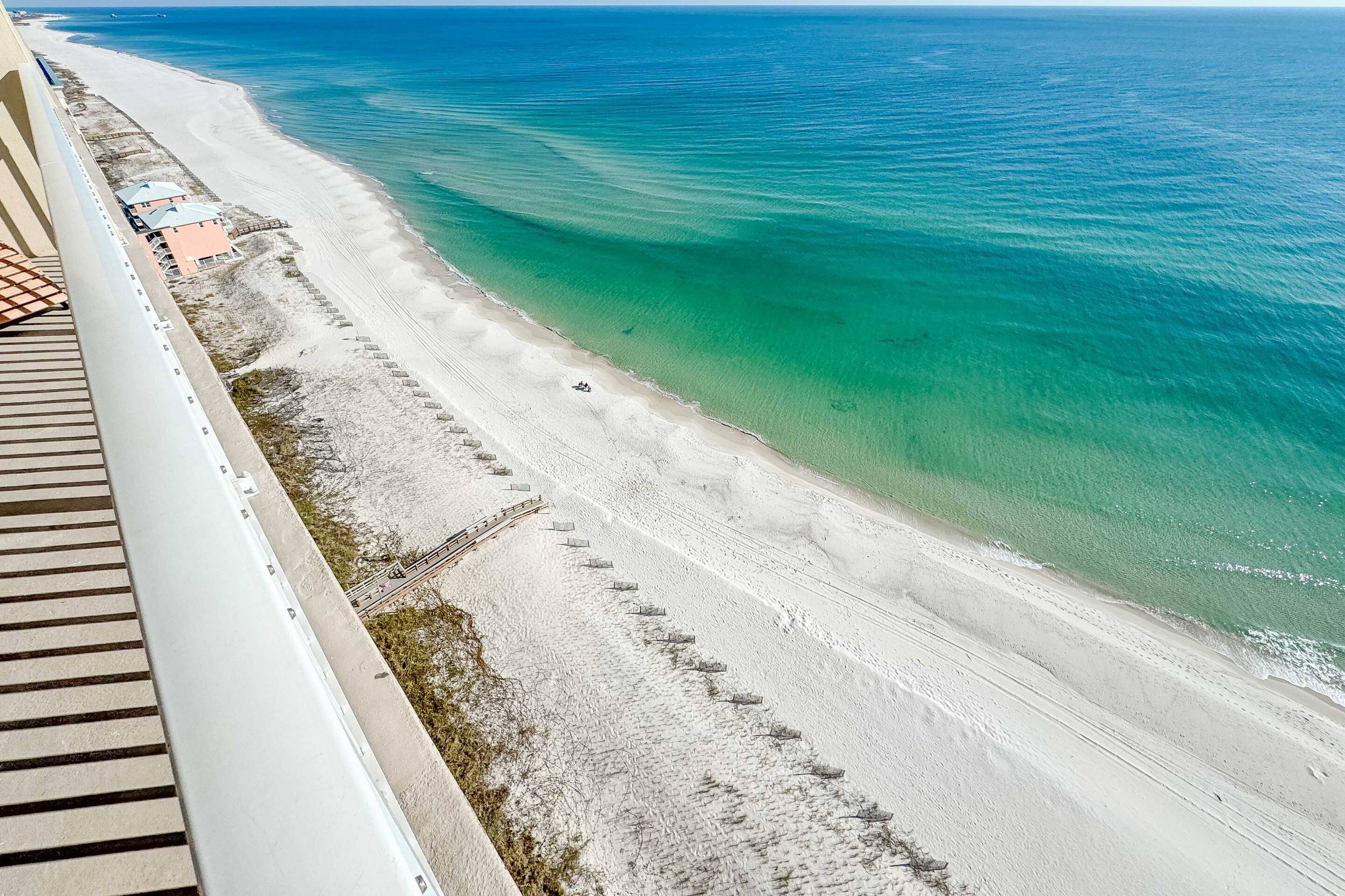 En la playa, windsurf, kayaks y paseos en botes de motor 
