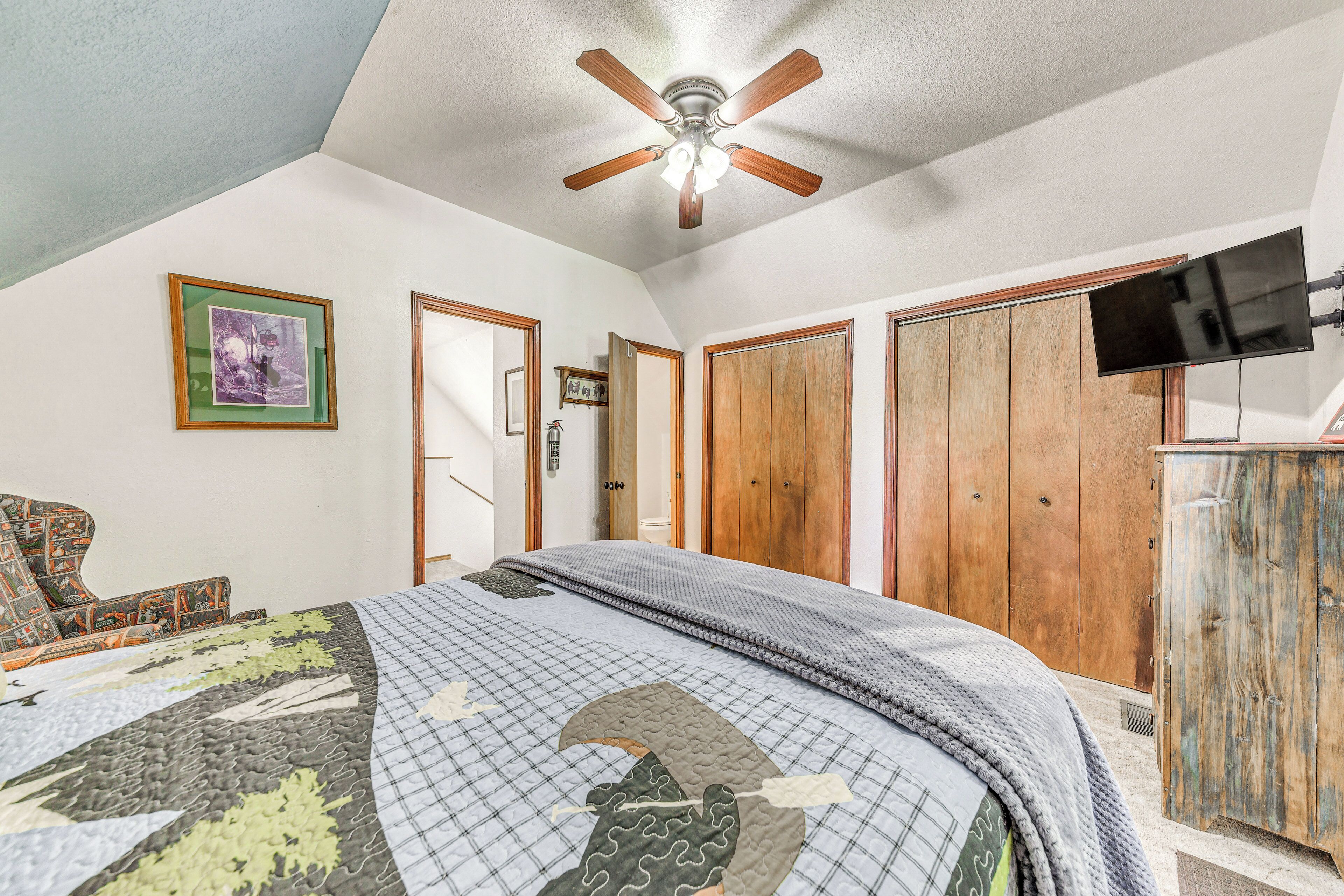 3 bedrooms, desk, iron/ironing board, internet