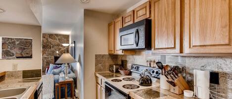 Een koelkast, een microgolfoven, een oven, een kookplaat