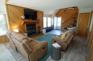 Een smart-tv, een open haard, een dvd-speler en boeken