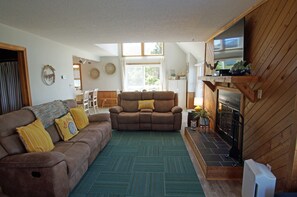 Een smart-tv, een open haard, een dvd-speler en boeken