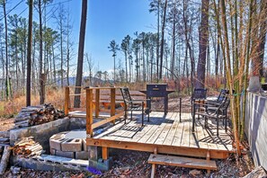 Outdoor dining - 'Paradise Cove' Cabin w/ Boathouse & Dock (Guntersville)