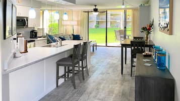 Réfrigérateur, micro-ondes, four, plaque de cuisson