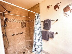 Dusche, Haartrockner, Handtücher