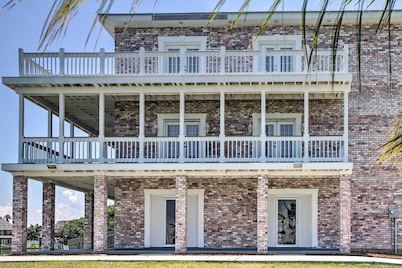 Waterfront NOLA Villa: 23 Mi to French Quarter!
