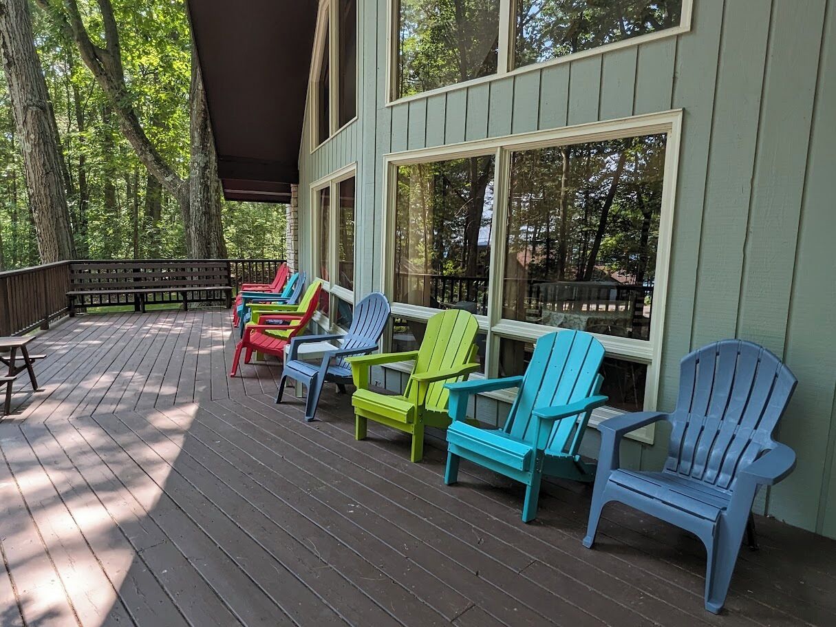 Classic "up north" Big Glen cottage nestled by trees. Pet friendly.
