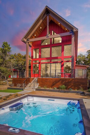 Una casa moderna con un jacuzzi en la parte frontal.