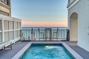 Outdoor pool, a heated pool - OnBeach*Stunning*BeachSvc+Gear*2Pools*Elevator (Miramar Beach)