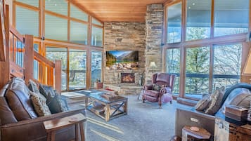 Flat-screen TV, fireplace, DVD player, stereo