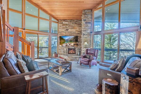 Flat-screen TV, fireplace, DVD player, stereo