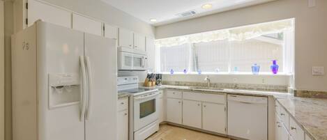 冷蔵庫、電子レンジ、オーブン、コンロ