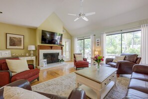 Smart TV, fireplace, DVD player