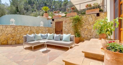 Luxury Mallorca Holiday Villa with Private Pool and Garden, Villa Cami