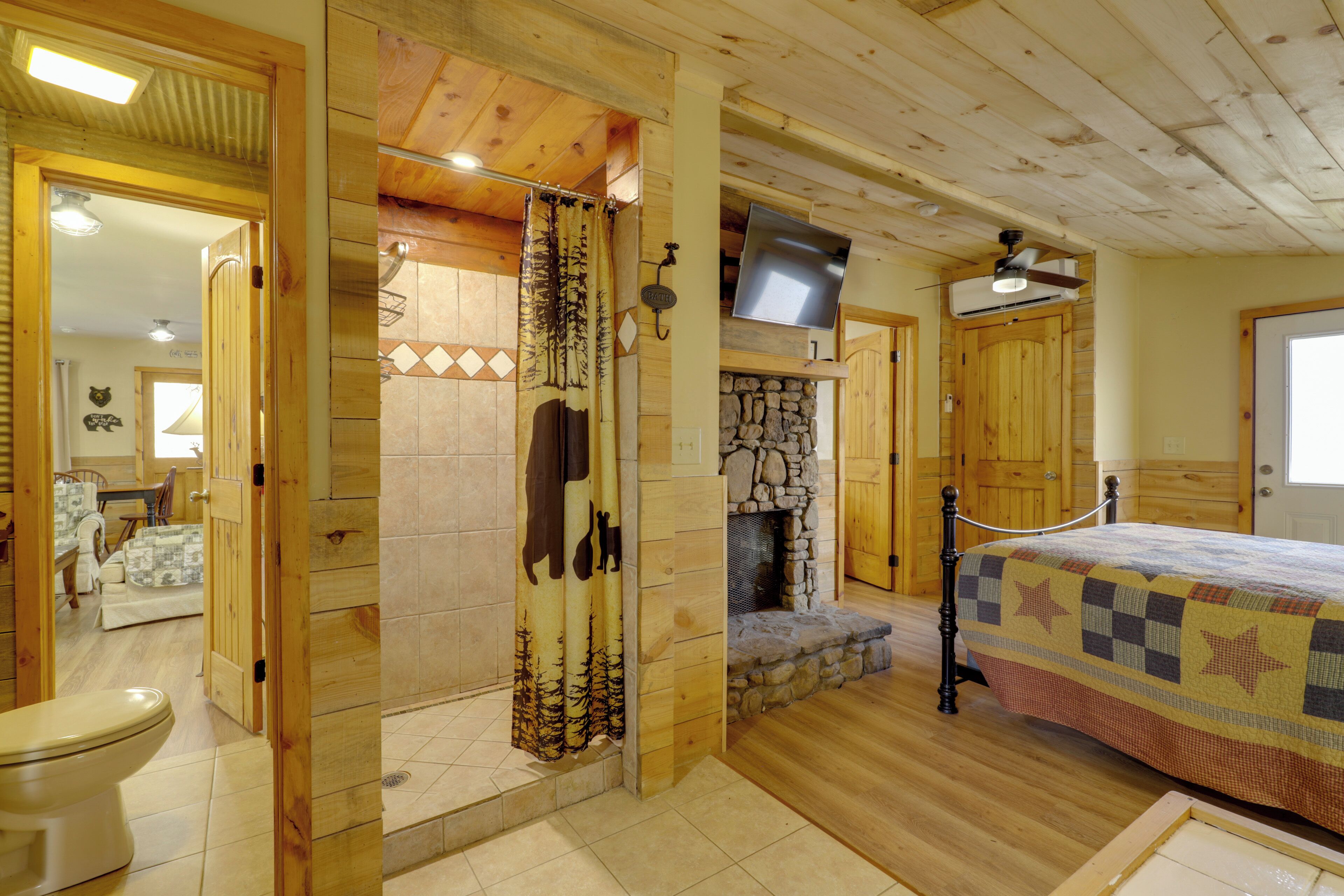 2 bedrooms, iron/ironing board, internet, bed sheets