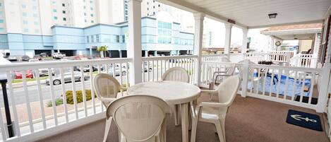 屋外ダイニングエリア