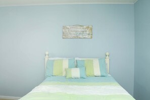 2 bedrooms, WiFi, bed sheets - Peaceful, serenely decorated 2 bedroom condo with free WiFi and an outdoor pool located midtown on the ocean block only a short walk to the beach! (Ocean City)