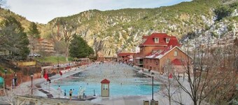 Cozy Central Glenwood Springs Condo w/ 2 Decks!