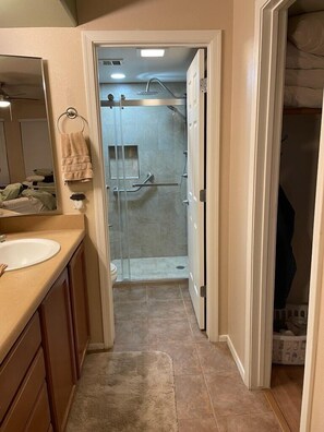 Combined shower/bathtub, hair dryer, towels - Enjoy this First Floor with Great Golf Course View and an extended patio (Tucson)
