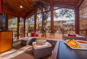 Outdoor dining - SoCo steps away + screened porch, artsy vibe (Austin)